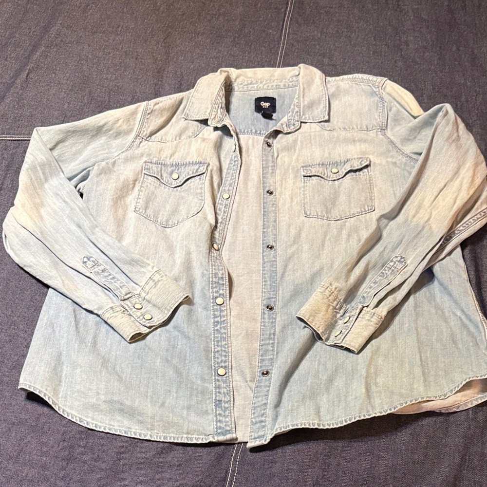 GAP Women’s Light Blue Casual Button Down Shirt